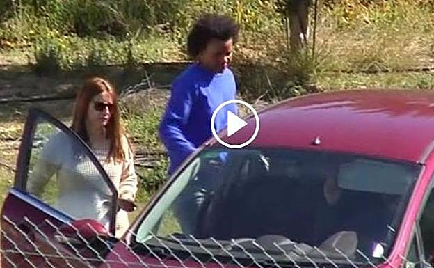 La novia del padre del pequeño Gabriel, en un coche de la Guardia Civil