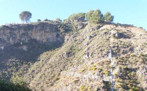 Imagen principal - Descenso por la restaurada calzada romana de Canillas de Albaida | El pueblo de Salares visto desde el camino a Sedella | Antes de llegar a Sedella se cruza por este vetusto puente de posible origen medieval