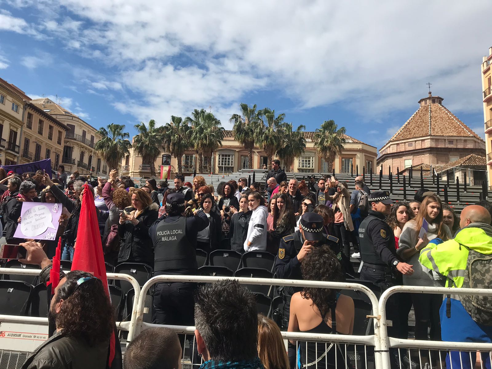 Desalojo de varias mujeres que han intentado subir a la Tribuna Principal en la plaza de la Constitución. 