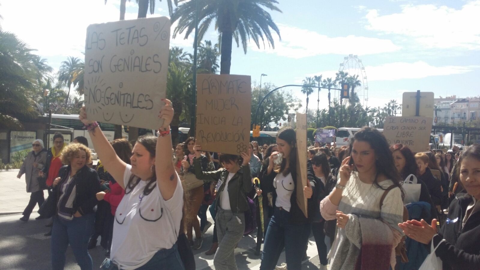 Mujeres junto a la Plaza de la Marina, esta mañana. 