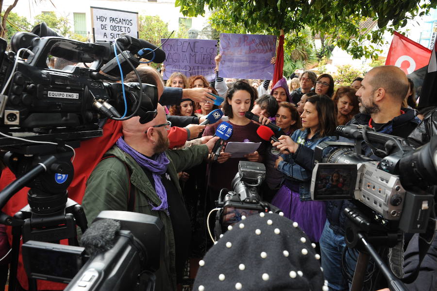 Concentración en la plaza de los Naranjos de Marbella.