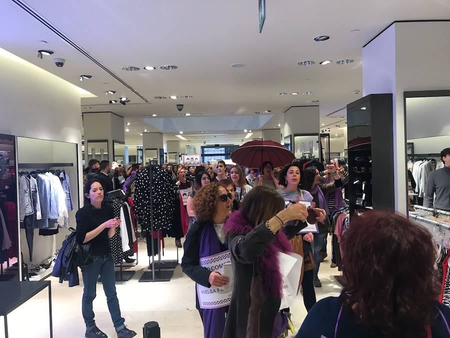 Piquetes en la tienda de Zara en el centro de Málaga. 