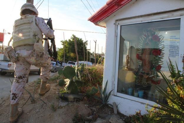 Militares mexicanos patrullan en la ciudad de Los Cabos, la más violenta del mundo. :: efe