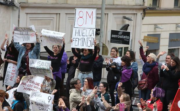 Imagen principal - La masiva afluencia desborda la concentración por la huelga feminista en el Centro de Málaga
