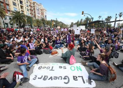 Imagen secundaria 1 - La masiva afluencia desborda la concentración por la huelga feminista en el Centro de Málaga