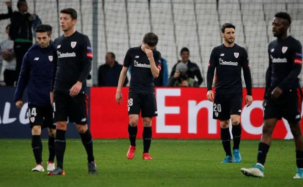 Los futbolistas del Athletic, abatidos tras la derrota. 