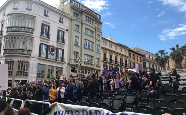 Manifestantes en la tribuna de Semana Santa. 