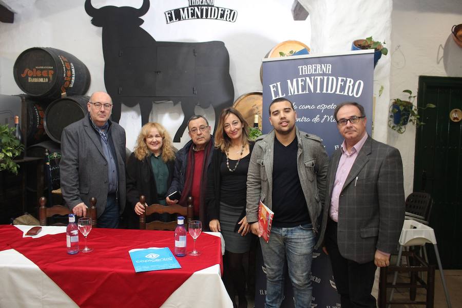 La TabernaEl Mentidero acoge su tradicional cita con la poesía, conducida porIsabel Romero y Agustín Hervás