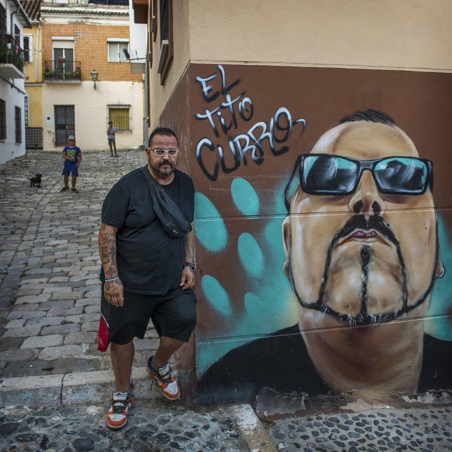 El' tito Curro' posa delante de su grafiti.