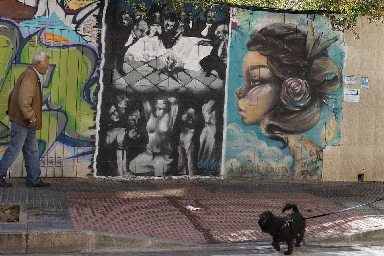 Las imágenes de Paco Negre, que ha destilado la esencia del barrio en las fotografías que componen la exposición 'Lagunillas Grease', recién inaugurada en el Centro Cultural Provincial María Victoria Atencia