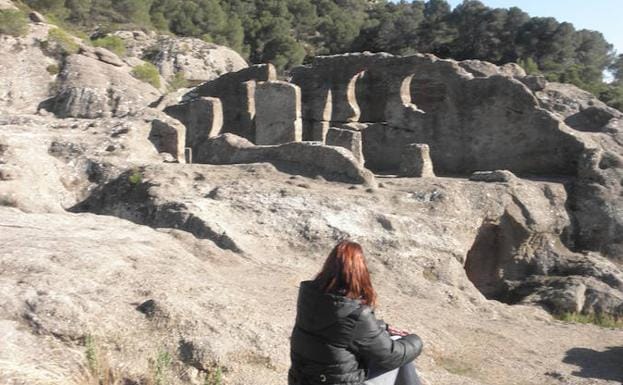 Turista observa los vestigios de Bobastro.