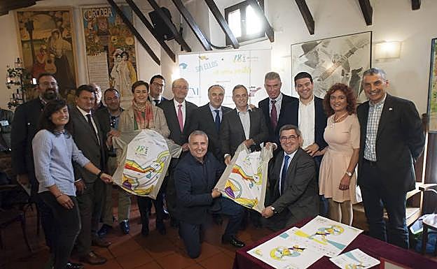 De la Torre, Sarria, Ortega y López Cuenca, acompañado de los mútiples patrocinadores y colaboradores, ayer en El Pimpi. 