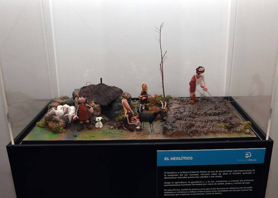 Desde el tiempo de las cavernas al de Internet. La Fundación Educa ha desplegado en San Pedro Alcántara de la mano del Ayuntamiento de Marbella una exposición histórica que se sale de lo convencional. La plastilina es la materia prima utilizada para recrear veinte etapas significativas de la humanidad.