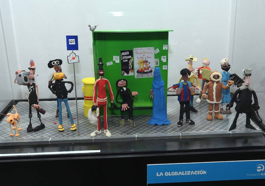 Desde el tiempo de las cavernas al de Internet. La Fundación Educa ha desplegado en San Pedro Alcántara de la mano del Ayuntamiento de Marbella una exposición histórica que se sale de lo convencional. La plastilina es la materia prima utilizada para recrear veinte etapas significativas de la humanidad.