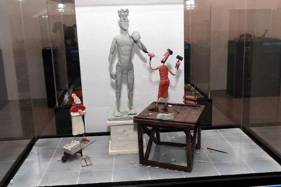 Desde el tiempo de las cavernas al de Internet. La Fundación Educa ha desplegado en San Pedro Alcántara de la mano del Ayuntamiento de Marbella una exposición histórica que se sale de lo convencional. La plastilina es la materia prima utilizada para recrear veinte etapas significativas de la humanidad.