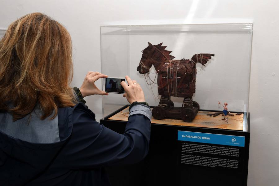 Desde el tiempo de las cavernas al de Internet. La Fundación Educa ha desplegado en San Pedro Alcántara de la mano del Ayuntamiento de Marbella una exposición histórica que se sale de lo convencional. La plastilina es la materia prima utilizada para recrear veinte etapas significativas de la humanidad.