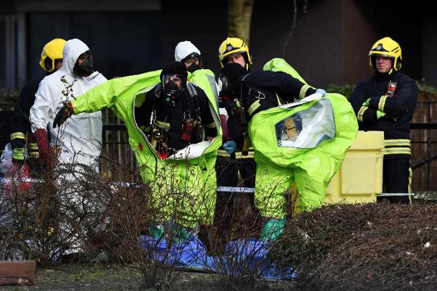 Dos bomberos se colocan unos trajes especiales para investigar una de las zonas de la residencia de Skripal. :: Ben STANSALL / afp