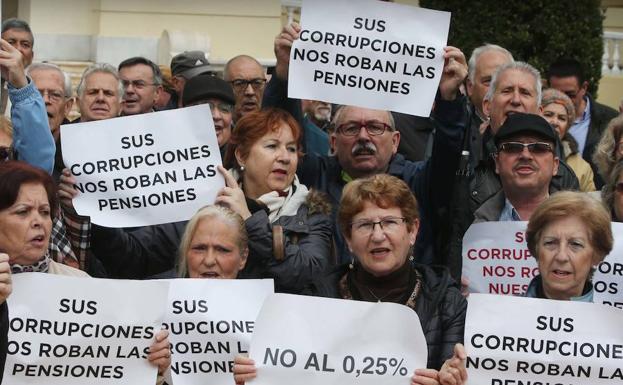 Imagen de pensionistas durante una de sus protestas en la puerta del Ayuntamiento de Málaga. 