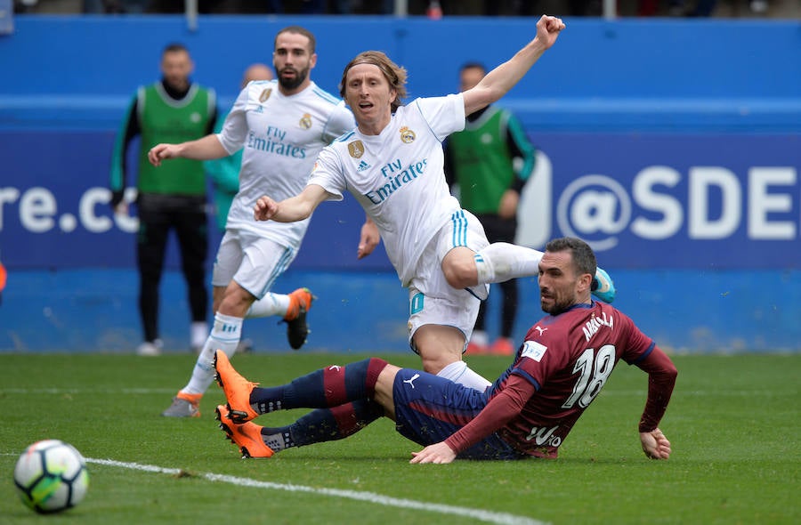 El Real Madrid consigue una sufrida victoria en Eibar de la mano de un Cristiano Ronaldo que con dos goles confirma su buen estado de forma.