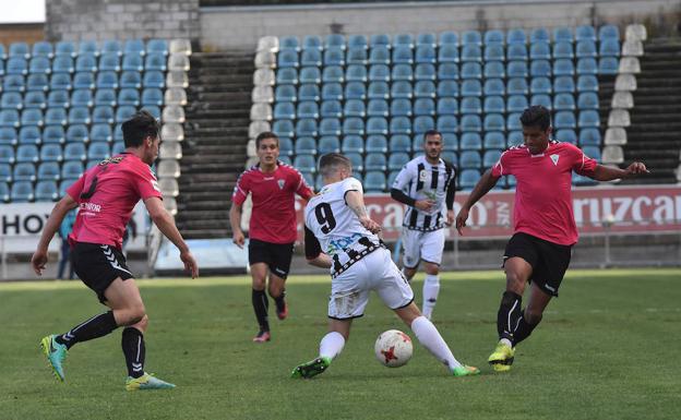 Carlos Julio presiona a un jugador del Badajoz.