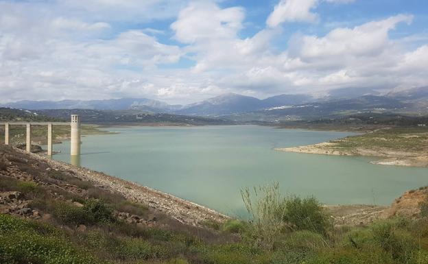 El embalse de La Viñuela gana más de 17 hm3 gracias a las últimas lluvias. 