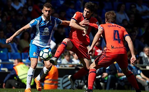 El delantero brasileño del Espanyol Leo Baptistao (i), y el centrocampista de la Real Sociedad Igor Zubeldia (c.