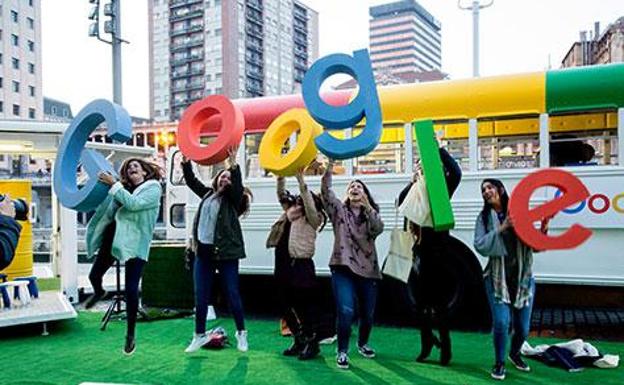 El autobús de Google hace parada en Málaga: estas son sus actividades formativas gratuitas