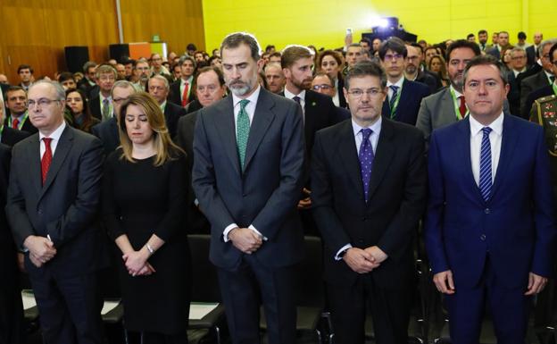 Felipe VI con la presidenta Susana Díaz, el ministro de Justicia Rafael Catalá y consejeros de la Junta. 