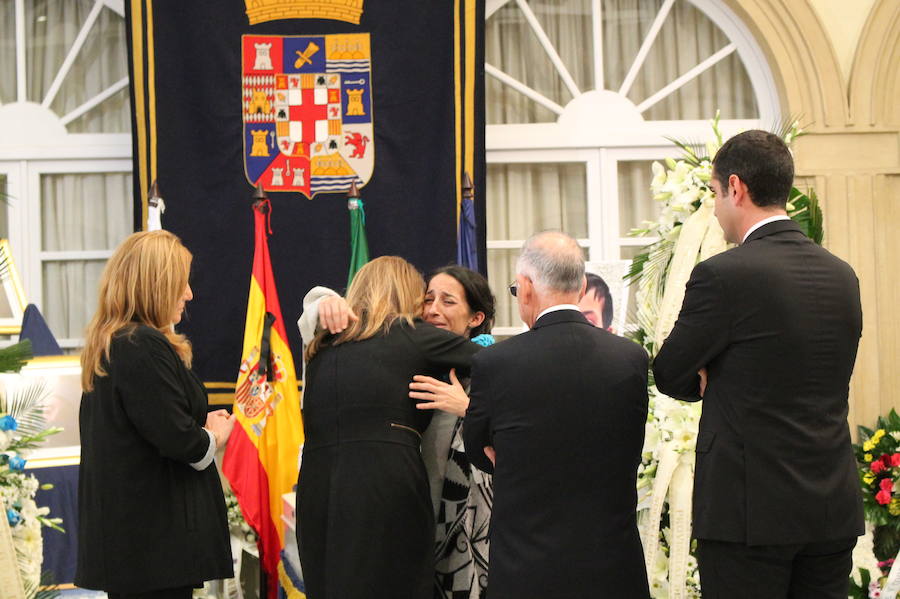 La capilla ardiente de Gabriel Cruz, instalada en el Palacio Provincial de la Diputación de Almería, ha abierto esta tarde sus puertas para que todo aquel que lo desee pueda acompañar a la familia del pequeño, cuyo cadáver fue hallado ayer en el maletero del vehículo de la pareja de su padre.