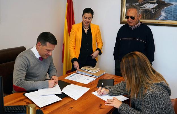 El alcalde torroxeño, Óscar Medina, ayer en la firma del acuerdo. 