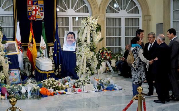 Juan Ignacio Zoido muestra sus condolencias a la familia en presencia de Juanma Moreno. 