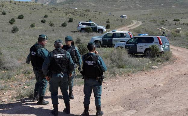 Cuatro agentes custodian la finca que se inspeccionó ayer. 