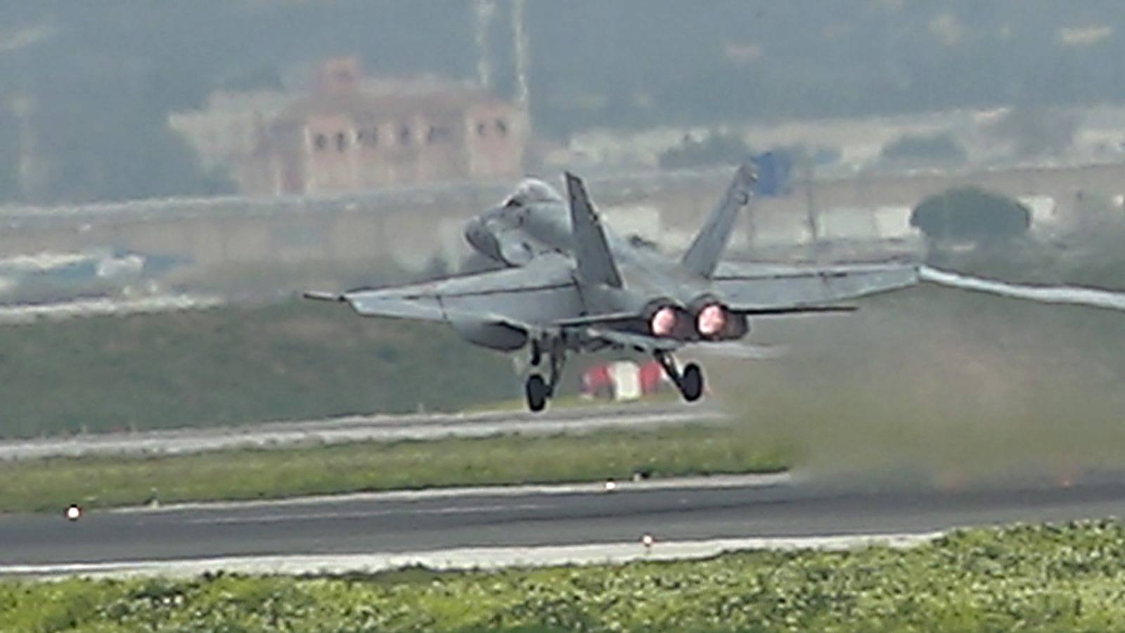 Fotos: Maniobras aéreas de cazas F-18 en Málaga