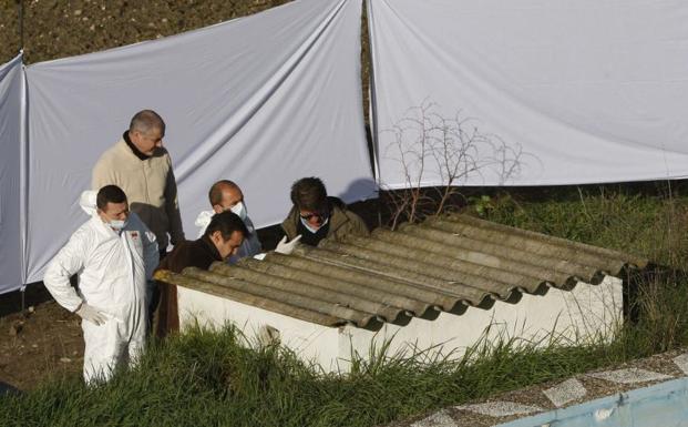 La Guardia Civil hace una inspección ocular en la caseta de la depuradora donde fue hallado el cuerpo sin vida de María Esther, en Arriate.