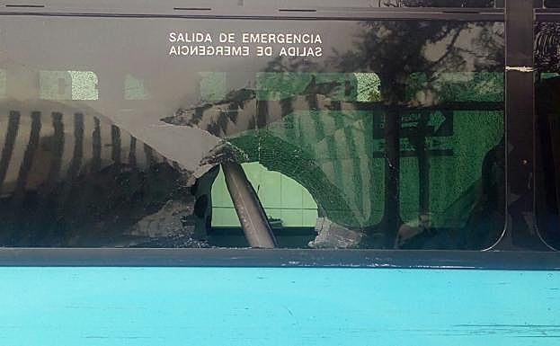 La ventana, rota tras la pedrada 