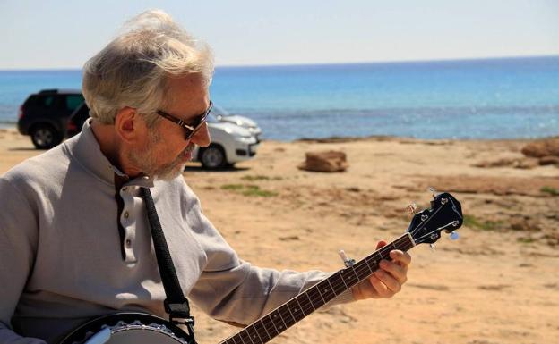 ‘Formentera Lady’. José Sacristán da vida a un ‘hippie’ pasado de rosca en esta cinta de Pau Durá. 