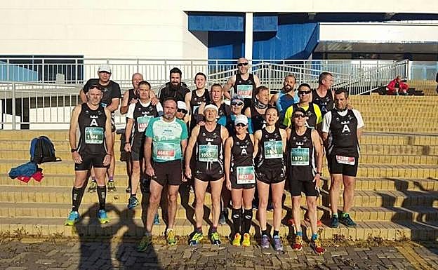 La foto frente al Palacio de los Deportes antes de la carrera ya es tradición para el Playas de Málaga. 