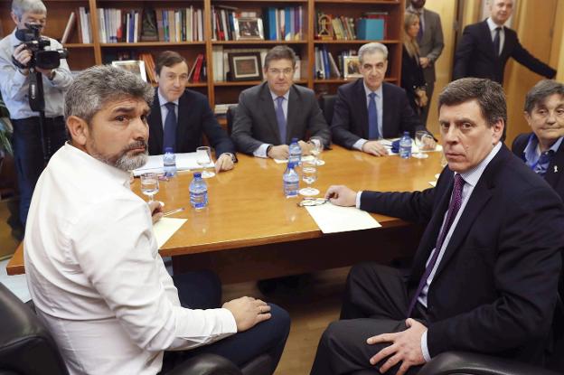 Los padres de Diana Quer (dcha.) y Mari Luz Cortés en su reunión con el ministro de Justicia y dirigentes populares en el Congreso. 