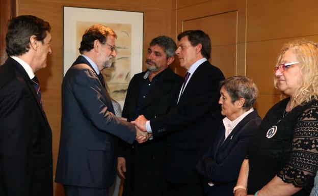 Mariano Rajoy saluda a Juan José Cortés, Juan Carlos Quer y Blanca Estrella Ruiz.