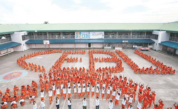 Prisión Cebú (Filipinas). El centro de máxima seguridad ubicada en Filipinas se ha convertido en un fenómeno mediático por el inusual programa de rehabilitación donde los internos realizaban grandes bailes y coreografías, que incluyen espectaculares coreografías de canciones como Thriller de Michael Jackson o YMCM cuyos vídeos causaron sensación a nivel internacional.