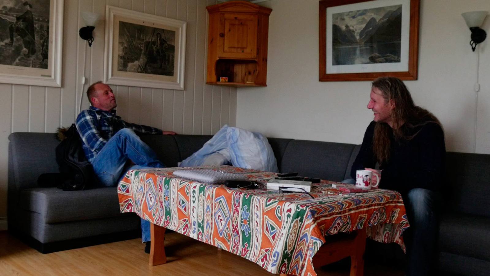 Prisión Bastoy (Noruega). En Bastoy se puede y se debe trabajar y estudiar. Los prisioneros tienen que aportar su esfuerzo en los invernaderos, con los animales o en la carpintería. A cambio reciben un pequeño salario. Pueden trabajar como jardineros, mecánicos o limpiadores. También en el barco o en un departamento de Horten, la ciudad más cercana en tierra firme.