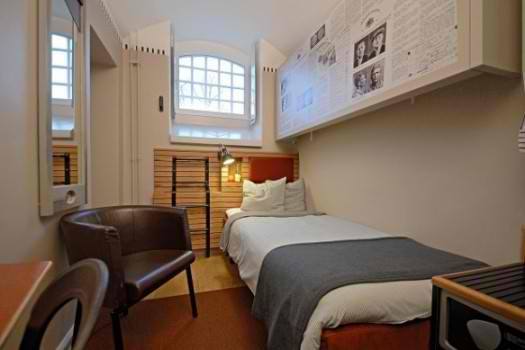Leoben Justice Center (Austria). Una de las cárceles más hermosas del planeta, el diseño, más parecido a un conglomerado de oficinas que a una prisión, fue obra del arquitecto Joseph Hohensinn. Cada habitación cuenta con baño y cocina privados, ventanas (irrompibles) de suelo a techo, escritorio y estanterías. Dispone de un enorme gimnasio, mesas de ping-pong, basket y habitaciones conyugales por si hay que atender a las visitas.
