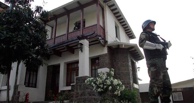 Prisión Cordillera (Chile). Era una de las cárceles más confortables y cómodas para vivir. Tenía instalaciones de un hotel de lujo: canchas de tenis, piscinas y una pequeña área para asados. No había celdas de castigo y el diálogo entre reclusos de distintos módulos estaba prohibido. En el 2013 la cárcel fue cerrada.