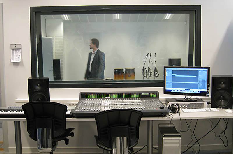 Prisión Halden (Noruega). En la cárcel de Halden Fengsel incluso disponen de un estudio de grabación con equipo profesional. A los presos se les enseña a tocar la guitarra, piano, bongos y otros instrumentos, cuentan además con una pequeña clínica y la asistencia de odontólogos, médicos y enfermeros.