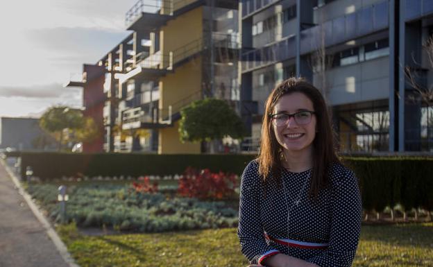 Aida Auñón, ante la Escuela de Ingenierías Industriales de la UMA, donde terminó sus estudios el pasado junio. 