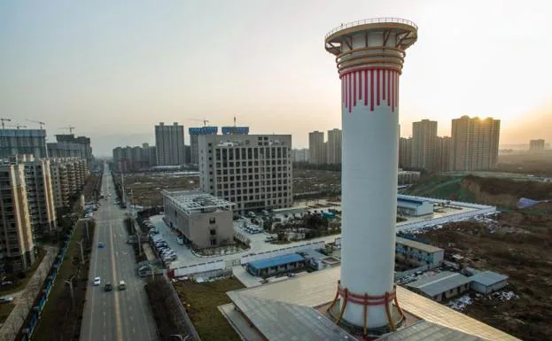 Vista de la torre depuradora y su planta instalada en la ciudad de Xian.