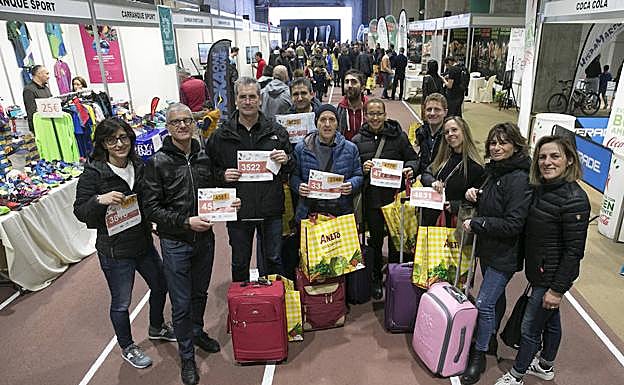Un grupo de extranjeros recogen sus dorsales en la Feria del Corredor de la Media Maratón, ayer en el estadio de atletismo. 