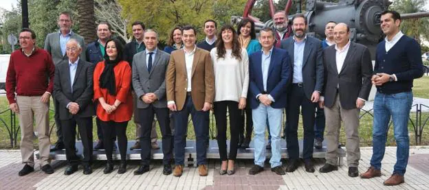 Moreno, en el centro, con los presidentes y secretarios generales de las ocho provincias andaluzas, ayer, a las puertas de la sede del PP de Málaga. 