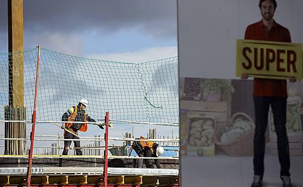 Trabajadores, en una obra en Madrid.