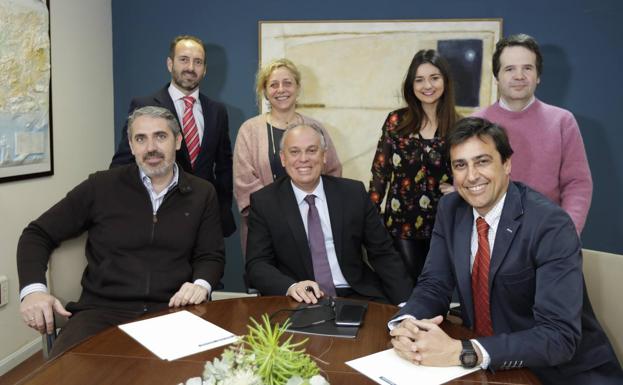 Los socios, Antonio y Juan Luis Pérez-Marín (en el centro y derecha, sentados), junto a parte del equipo de abogados. :